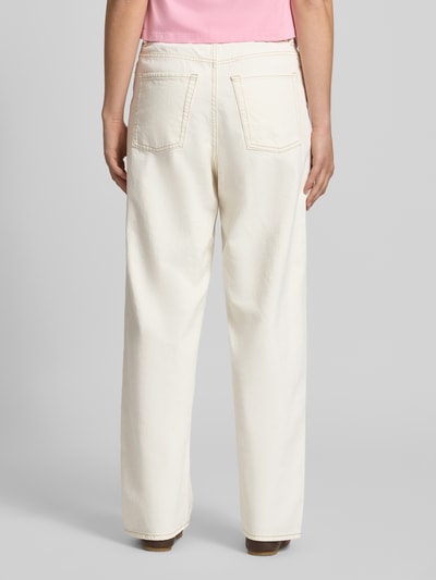 Frauenmodel trägt Baggy Jeans im 5 kieszeni, model 'KYOTO' od JJXX, krój baggy, bawełna, kolor jasny, szerokość w rozmiarze 27/32: 40 cm, długość wewnętrzna nogawki: 76 cm, widok całej sylwetki z tyłu