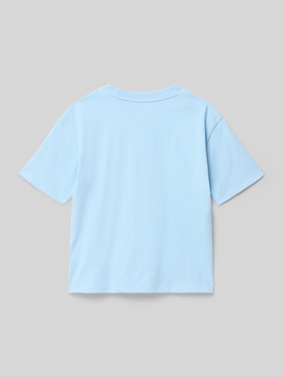 Produktfoto, T-Shirt mit Motiv- und Logo-Print von GAP aus reiner Baumwolle, hellblau, gerippter Rundhalsausschnitt, Rückenansicht.