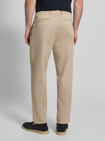 Männermodel trägt Herren Chino mit Eingrifftaschen Modell 'PEPE' von Casual Friday in Beige, Regular-Fit, Rückansicht Ganzkörperansicht.