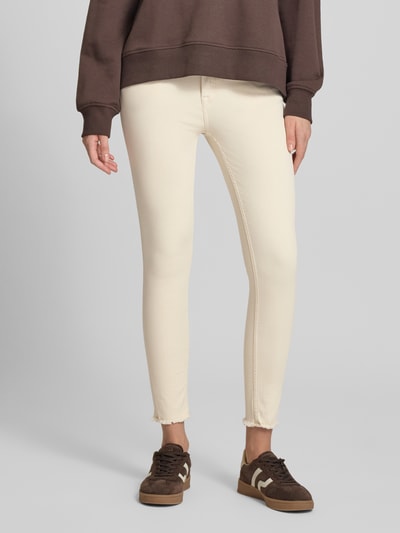 Vrouwenmodel draagt Skinny Fit Jeans uit katoenmix model 'BLUSH' van Only, effen, mid waist, ankle-lengte, 5-pocket, close-up van vooraan.