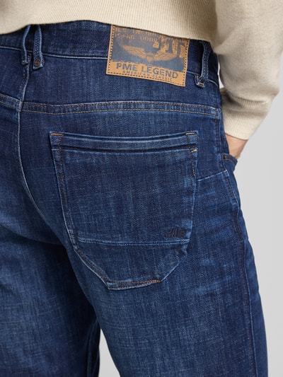 Männermodel trägt Jeans mit 5-Pocket-Design von PME Legend aus Baumwoll-Mix mit Stretch-Anteil, Label-Detail, Detailaufnahme Rückansicht.