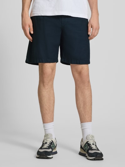Męski model nosi Relaxed Fit Chinoshorts aus Baumwoll-Leinen-Mix od Pepe Jeans, jednolity kolor, tkanina o gładkiej fakturze, luźny krój, elastyczny pas ze sznurkiem, kieszenie boczne, materiał mieszanka bawełny i lnu, Ganzkörperansicht von vorne.