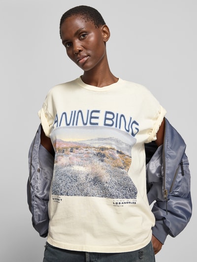 Vrouwenmodel draagt Regular Fit T-shirt met logo- en motiefprint van Anine Bing van puur katoen, ronde hals, ruglengte maat S 60 cm, Nahaufnahme Oberkörper
