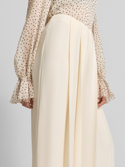 Frauenmodel trägt Weite Hose mit Bundfalten von s.Oliver BLACK LABEL, unifarben, Chiffon, Nahaufnahme Oberkörper.