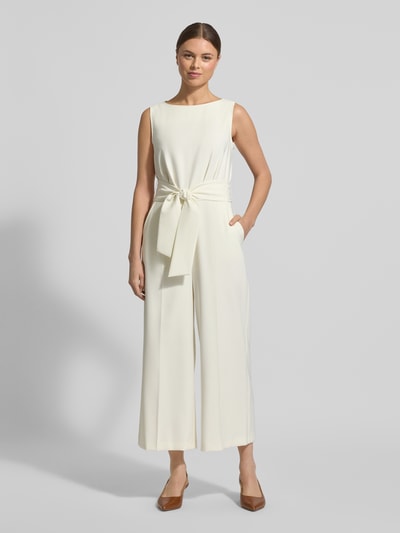 Frauenmodel trägt Jumpsuit mit Bindegürtel von Betty Barclay in Weiß, Material-Mix mit Stretch-Anteil, weites Bein, Rundhalsausschnitt, Ganzkörperansicht von vorne.