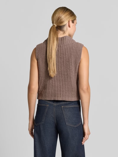 Frauenmodel trägt Regular Fit Top in Strick-Optik von monari, ärmellos, Stehkragen, braune Textur, Rückenlänge 51 cm, Ganzkörperansicht Rückansicht.