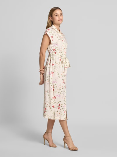 Frauenmodel trägt Hemdblusenkleid mit Bindegürtel Modell 'ASINA' von YAS aus Reine LENZING™-ECOVERO™-Fasern, Taillierter Schnitt, Midikleid, florales Muster, helle Grundfarbe, glatte Textur, Ganzkörperansicht von vorne.