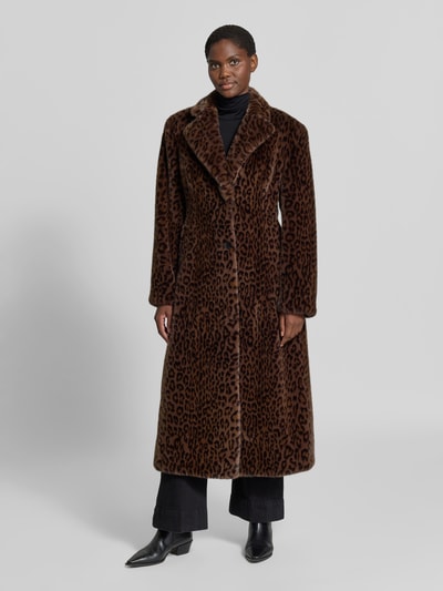 Frauenmodel trägt Mantel mit Allover-Animal-Print von ROTATE, Kunstfell, taillierte Passform, braune Leopardenmuster, Ganzkörperansicht von vorne.
