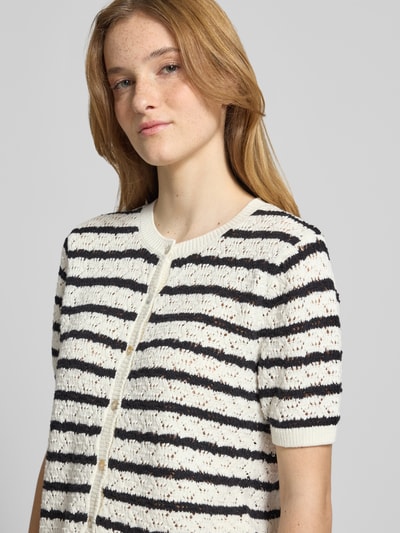 Modelka kobieca nosi Slim Fit Cardigan in Strick-Optik od REVIEW z bawełny, okrągły dekolt, rękaw o dł. 1/2, listwa guzikowa, imitacja dzianiny, długość tyłu w rozmiarze S: 50 cm, widok z przodu, zbliżenie na górną część ciała.