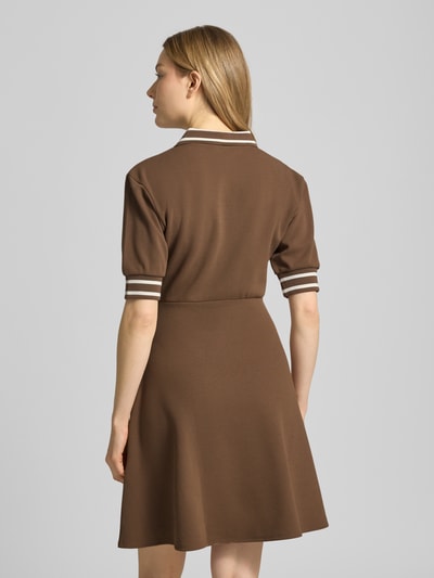 Vrouwenmodel draagt Minikleid mit Polokragen und Logo-Stitching van ARMANI EXCHANGE in bruin, materiaal-mix met viscose, aansluitende fit, polokraag, korte ritssluiting, logo-stitching, ruglengte maat S 92 cm, borstwijdte 47 cm, mouwlengte 28 cm, volledige rugaanzicht.