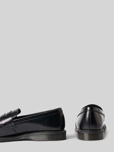 Produktfoto, Loafers aus Leder mit profilierter Sohle Modell 'Temara' von Dr. Martens, schwarz, beschichtet, abgerundete Form, glatte Textur, Absatzhöhe 3 cm, Schafthöhe 6 cm, Schaftweite 12 cm.