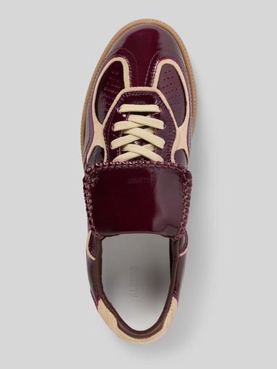 Produktfoto, Sneaker met vetersluiting van ALOHAS, dames sneaker van echt leer, afgeronde punt, labeldetail, gestructureerde zool, bordeauxrood en beige, hakhoogte 2 cm, schachthoogte 7 cm, schachtbreedte 7 cm.