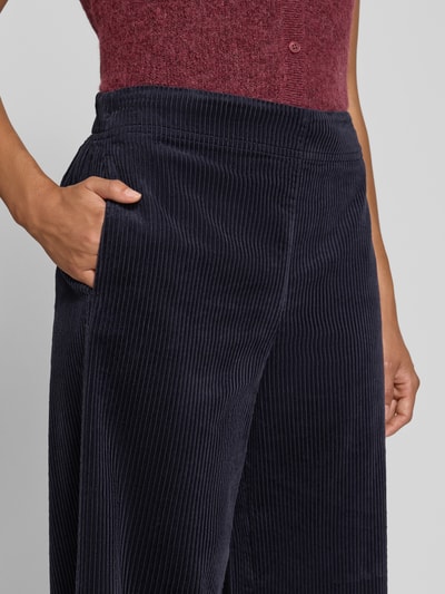 Vrouwenmodel draagt donkerblauwe wide leg corduroy broek van puur katoen, Marc O'Polo Dames, detailopname taille en zak.