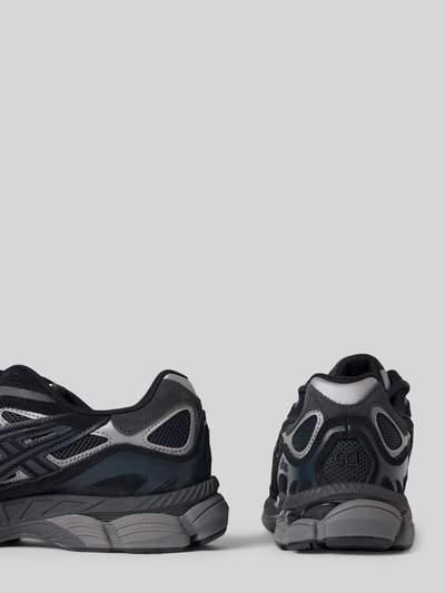 Produktfoto, Sneaker mit Label-Detail von ASICS TIGER, Materialmix mit strukturierter Sohle, abgerundete Form, Label-Detail, Schnürverschluss, Absatzhöhe 4 cm, wysokość cholewki 8 cm, szerokość w rozmiarze 44: 9 cm