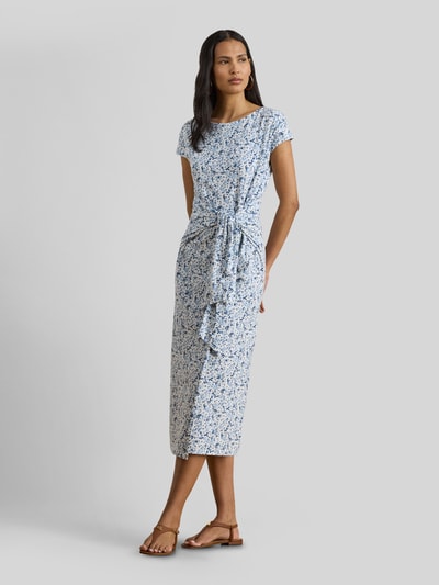 Frauenmodel trägt Kleid aus Baumwoll-Mix mit Knoten-Detail von Lauren Ralph Lauren, weiß-blau gemustert, Ganzkörperansicht von vorne. Damen Freizeitkleid.