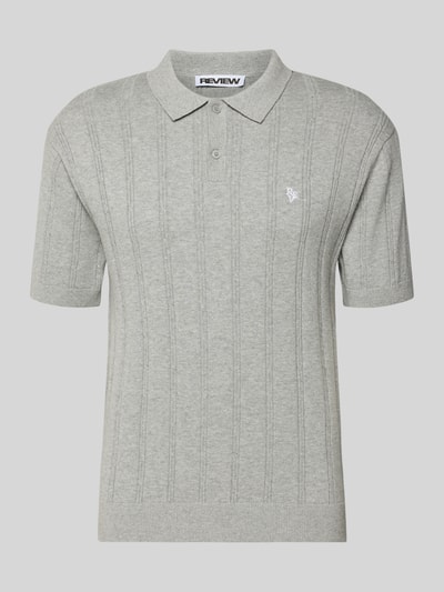Produktfoto, Slim Fit Strick-Poloshirt mit Label-Stitching von REVIEW aus reiner Baumwolle, graues Zopfmuster, Knopfleiste, Vorderansicht