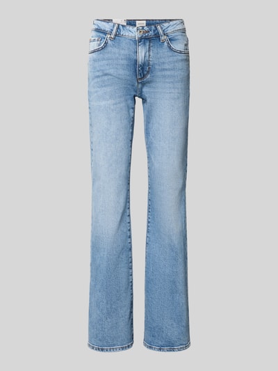 Produktfoto, Flared Jeans im 5-Pocket-Design Modell 'Shelby' von Mustang z mieszanki bawełny z dodatkiem streczu, rozkloszowany krój, zapięcie na guzik i zamek błyskawiczny, szerokość w rozmiarze 27/32: 36 cm, długość wewnętrzna nogawki w rozmiarze 27/32: 80 cm, jasnoniebieski denim, wyraźna struktura materiału