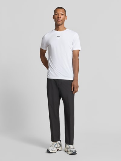 Männermodel trägt Slim Fit Sport-T-Shirt mit Label-Print Modell 'TS_Active' von BOSS, weiß, glatte Textur, BOSS Green, Ganzkörperansicht von vorne