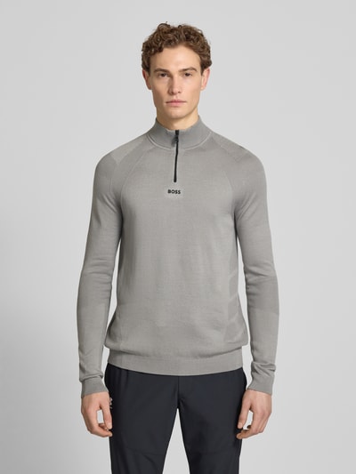 Männermodel trägt Regular Fit Troyer mit Schurwoll-Anteil Modell 'TOUR SEAMLESS QZ' von BOSS Green, unifarben, Ganzkörperansicht von vorne.