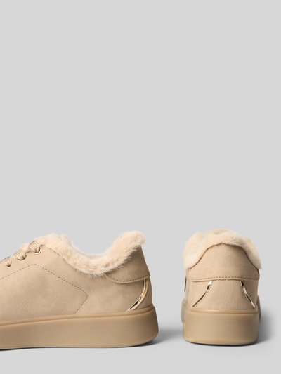 Productfoto, Sneaker met logo-detail van Blauer vs, dames sneakers met afgeronde pasvorm, met imitatiebont, vetersluiting, hakhoogte maat 40: 4 cm, schachthoogte maat 40: 8 cm, schachtbreedte maat 40: 10 cm, beige tinten, gladde en zachte texturen