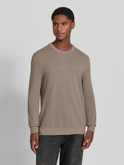 Mannenmodel draagt Regular Fit Pullover uit puur katoen van Marc O'Polo in beige met fijne structuur, Heren pullover, geheel van voren.