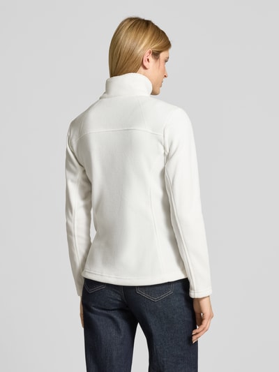 Frauenmodel trägt Slim Fit Fleecejacke mit Ärmeltasche Modell 'Fast Trek™ II' von Columbia in Weiß, glatte Fleece-Textur, Ganzkörperansicht Rückansicht. Damen Fleecejacke mit Stehkragen, durchgehendem Reißverschluss, Label-Detail, Reißverschlusstaschen, elastische Abschlüsse, Rückenlänge 63 cm, Schulterbreite 40 cm, Brustweite 45 cm, Ärmellänge 62 cm.