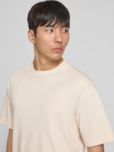 Männermodel trägt T-Shirt mit Logo-Print und Rundhalsausschnitt von Profuomo aus Reine Bio-Baumwolle im Relaxed-Fit, Nahaufnahme Oberkörper.