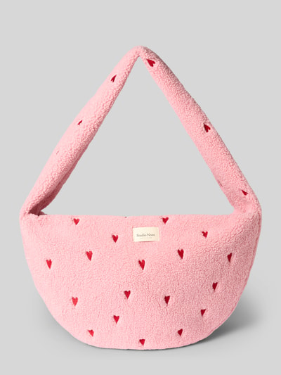 Produktfoto, Crossbody Bag mit Logo-Patch Modell 'Teddy' von Studio Noos in Rosa mit Allover-Motiv-Stitching, Struktur aus weichem Teddy-Stoff, Reißverschluss, Schulterhenkel, sichtbarer Logo-Patch, Größe 60x36x12 cm, Schulterriemen 80 cm.