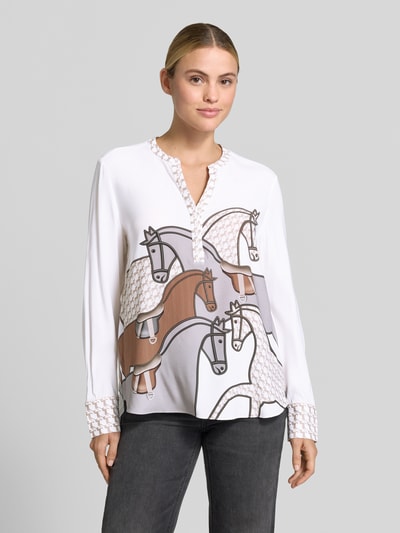 Vrouwenmodel draagt blouse uit zijdemix van HERZENS met rechte pasvorm, Tuniekkraag, borduursel, manchetten, ruglengte maat 36: 69 cm, mouwlengte maat 36: 65 cm, Ganzkörperansicht von voren