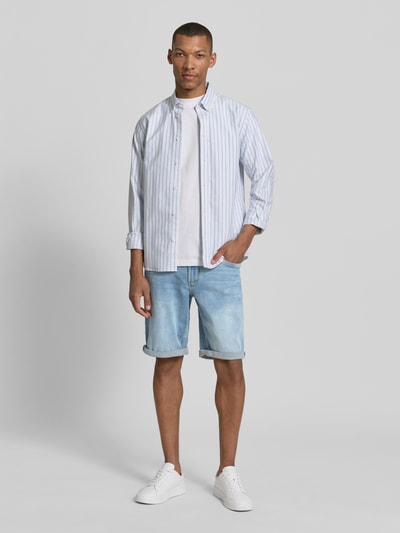 Männermodel trägt Bermudas im 5-Pocket-Design mit Aufschlag von Christian Berg Men aus Baumwoll-Mix mit Stretch-Anteil, Ganzkörperansicht von vorne.