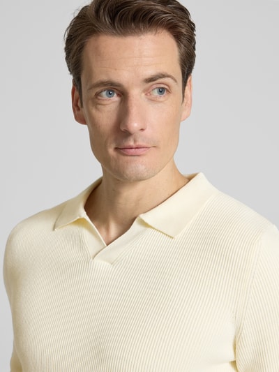 Männermodel trägt Relaxed Fit Strickpullover in Ripp-Optik von Lindbergh, Baumwoll-Mix, Polokragen, V-Ausschnitt, Nahaufnahme Oberkörper