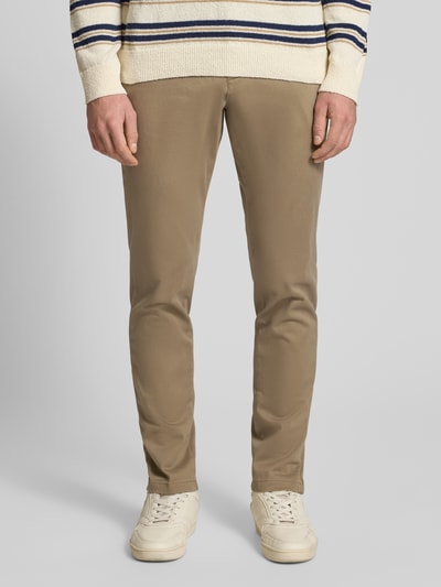 Männermodel trägt Stoffhose mit Gesäßtaschen Modell 'MARCO' von Jack & Jones aus Baumwoll-Elasthan-Mix, Gerader-Schnitt, Nahaufnahme Oberkörper.