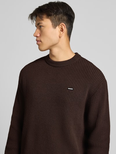 REVIEW Regular Fit Strickpullover aus Baumwoll-Mix mit Label-Patch Dunkelbraun 3