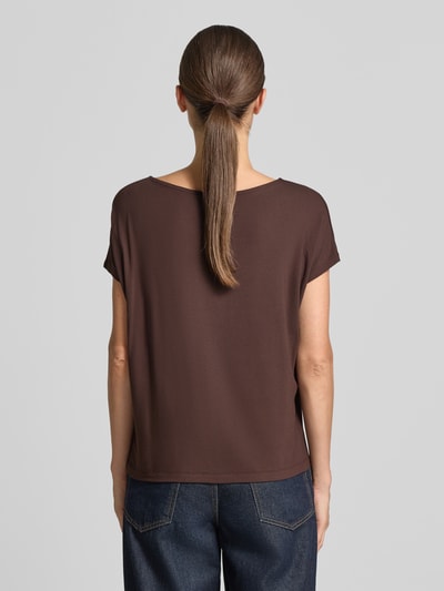 Vrouwenmodel draagt bruin Oversized T-Shirt uit viscose-mix van s.Oliver RED LABEL, rechte vormen, zachte textuur, geheellichaamsaanzicht achterkant.
