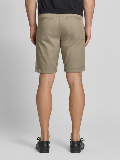 Männermodel trägt Chino Shorts mit Gesäßleistentaschen von Lerros in Beige, Baumwoll-Mix mit Stretch-Anteil, Ganzkörperansicht Rückansicht.
