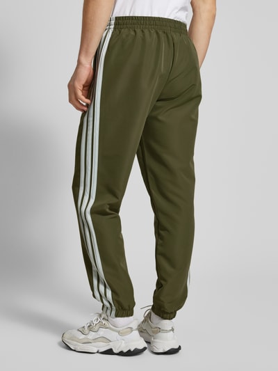 ADIDAS SPORTSWEAR Trainingsanzug mit labeltypischen Streifen Oliv 7