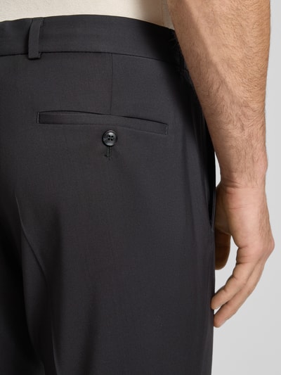 Männermodel trägt Anzughose aus Schurwolle Modell 'Cole' von CG - Club of Gents, feine Struktur, dunkles Grau, Nahaufnahme Rückansicht, Slim Fit