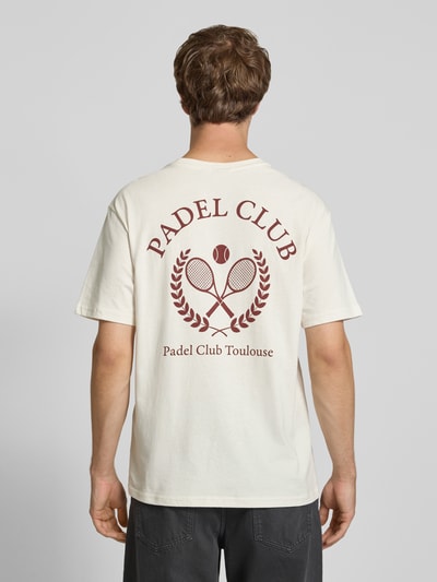 Męski model nosi Relaxed Fit T-Shirt aus reiner Baumwolle Modell 'CAP' von ONLY, białe z bordowym nadrukiem, Herren T-Shirt von ONLY & SONS, Ganzkörperansicht Rückansicht.