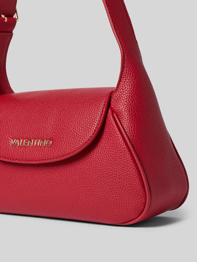 Produktfoto, rote Shoulder Bag mit Reißverschluss Modell 'DAPHNE' von VALENTINO BAGS, Strukturmuster, Label-Detail, Detailaufnahme