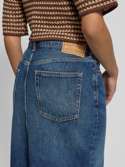 Frauenmodel trägt Jeansrock im Used-Look mit Gehschlitz von Polo Ralph Lauren, Reine Baumwolle, Gerader Schnitt, Maxirock, Detailaufnahme Rückansicht.
