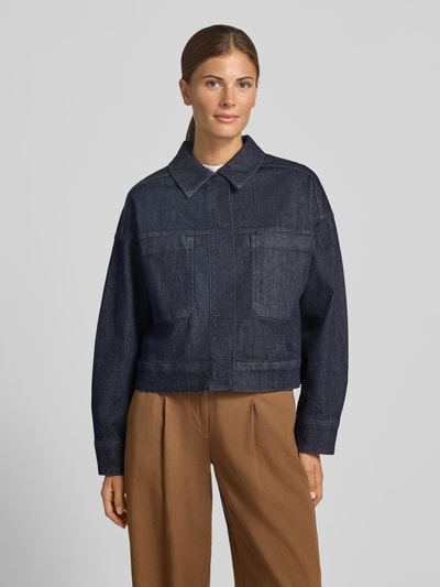Frauenmodel trägt Regular Fit Jeansjacke aus Baumwoll-Mix Modell 'Hollins' von OPUS, dunkelblaue Farbe, glatte Textur, Ganzkörperansicht von vorne. Damen Jeansjacke von OPUS.