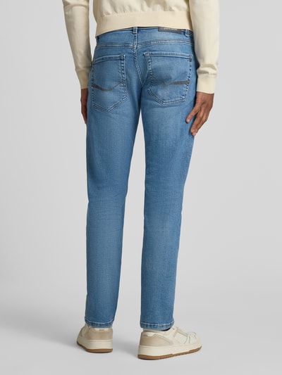 Männermodel trägt Tapered Fit Jeansy z 5 kieszeniami Model 'Lyon' von Pierre Cardin, mieszanka bawełny, widok z tyłu, Ganzkörperansicht Rückansicht.