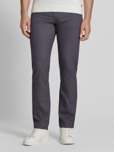 Męski model trägt Straight Fit Hose mit Strukturmuster von Christian Berg Men z bawełny, 5 kieszeni, zapięcie na guzik i zamek błyskawiczny, szerokość w rozmiarze 32/32: 34 cm, długość wewnętrzna nogawki: 80 cm, kolor szary, fakturowana powierzchnia, całkowity widok z przodu