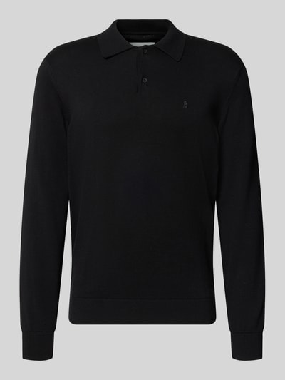 Produktfoto, schwarzes Slim Fit Poloshirt aus reiner Baumwolle von ARMEDANGELS, klare Linien, glatte Struktur, neutrale Farbgebung