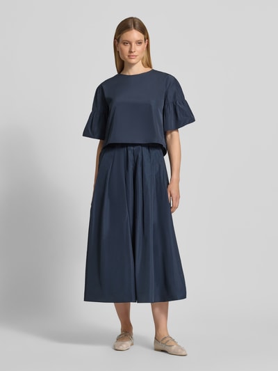 Frauenmodel trägt Midi-Rock mit Baumwoll-Anteil Modell 'FORMICA' von Weekend Max Mara, Optik: Unifarben, Passform: Ausgestellt, Kellerfalte, Nahtreißverschluss, Bundabschluss: Elastisch, Saum: Gerade, seitliche Eingrifftaschen, dunkelblaue Farbe, glatte Textur, Ganzkörperansicht von vorne.