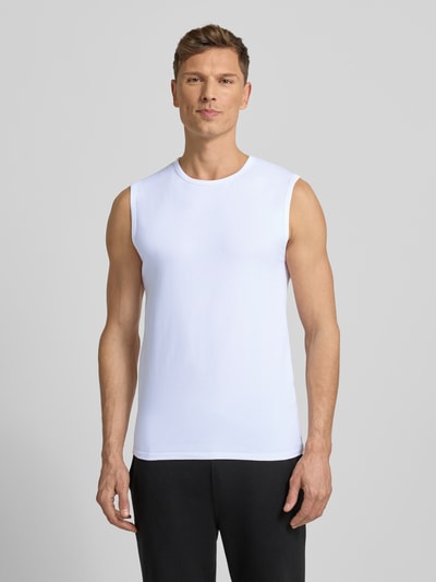 Männermodel draagt Unterhemd met ronde hals van MCNEAL, mix van katoen en elastaan, slim fit, brede bandjes. Ganzkörperansicht van voren.