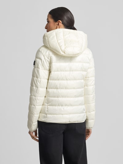 Vrouwenmodel draagt Regular Fit Steppjacke mit Kapuze van NAUTGÅRD, gewatteerd, wit, labeldetail, rugaanzicht, contextdetails inbegrepen.