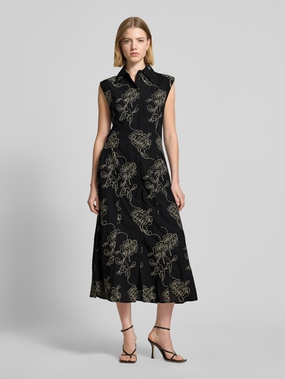 Frauenmodel trägt Hemdblusenkleid im Allover-Look Modell 'CATARINA' von Mango aus Baumwoll-Mix, A-Linie, Midikleid, Ganzkörperansicht von vorne.