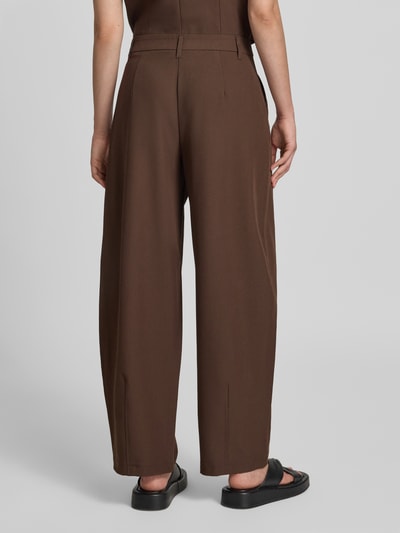 Frauenmodel trägt braune Slim Fit Anzughose mit Viskose-Anteil Modell 'BOSELLA' von PIECES, glatte Textur, Ganzkörperansicht Rückansicht.