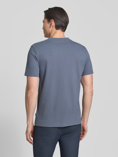 Männermodel trägt Regular Fit T-Shirt aus Baumwoll-Mix Modell 'TIBURT 240' von BOSS, unifarben, Mouliné-Garn, Ganzkörperansicht Rückansicht.